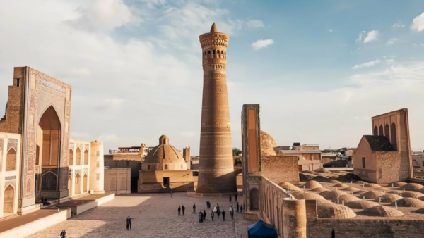 One-day Bukhara trip — guided tour through Ark citadel, bustling bazaars and the Islamic heart of Uzbekistan’s culture Однодневная поездка в Бухару — экскурсия с гидом по цитадели Арк, оживлённым базарам и исламскому сердцу культуры Узбекистана