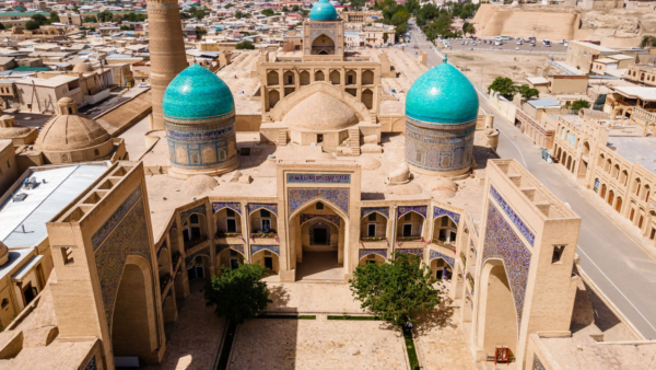 Silk Road journey to Bukhara — explore the emir’s palaces, medieval squares and centuries-old spiritual traditions Путешествие по Шёлковому пути в Бухару — исследование дворцов эмира, средневековых площадей и вековых духовных традиций