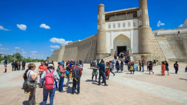 Bukhara cultural excursion — visit ancient bazaars, spiritual mosques and the iconic Kalyan Minaret on the Silk Road Культурная экскурсия в Бухару — посещение древних базаров, духовных мечетей и знаменитого минарета Калян на Шёлковом пути