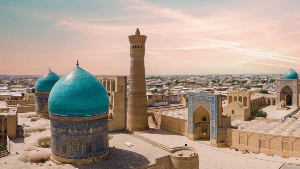 Bukhara city tour — ancient emirate capital with Ark fortress, minarets, mosques and oriental bazaars Экскурсия по Бухаре — древняя столица эмирата с крепостью Арк, минаретами, мечетями и восточными базарами