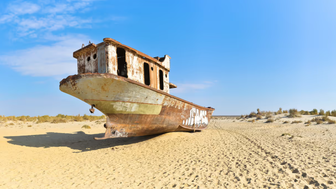 Uzbekistan tour to the vanished Aral Sea — cultural journey through Muynak, Karakalpakstan villages and desert landscapes by 4x4 Поездка в Узбекистан к высохшему Аральскому морю — культурное путешествие через Муйнак, деревни Каракалпакстана и пустынные пейзажи на внедорожнике