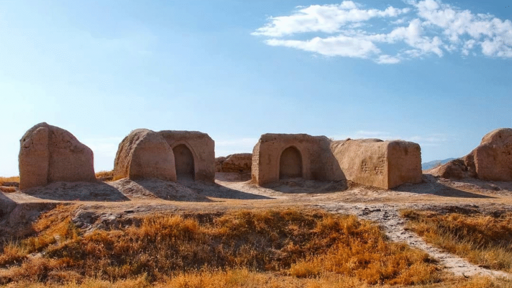 One-day trip to Tajikistan — excursion to Khujand, Istaravshan and ancient bazaars with traditional craftsmen Однодневное путешествие в Таджикистан — экскурсия в Худжанд, Истаравшан и на восточные базары с древними ремесленниками