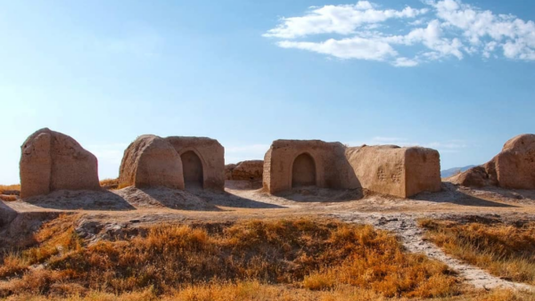 One-day trip to Tajikistan — excursion to Khujand, Istaravshan and ancient bazaars with traditional craftsmen Однодневное путешествие в Таджикистан — экскурсия в Худжанд, Истаравшан и на восточные базары с древними ремесленниками