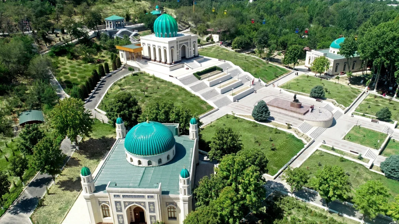 Ferghana Valley tour — visit silk factories, pottery masters in Rishtan and oriental bazaars with authentic Uzbek traditions Тур в Ферганскую долину — посещение шелковых фабрик, гончаров Риштана и восточных базаров с подлинными узбекскими традициями