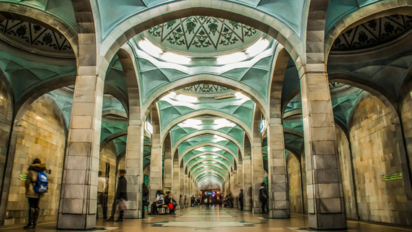 Explore Tashkent metro — cultural trip through artistic stations with marble halls, chandeliers and Silk Road inspired designs Путешествие по ташкентскому метро — культурная экскурсия по художественным станциям с мраморными залами, люстрами и мотивами Шёлкового пути