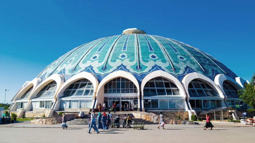 Chorsu Bazaar in Tashkent — guided city tour with oriental spices, local food and traditional Silk Road marketplace experience Базар Чорсу в Ташкенте — экскурсия по городу с восточными специями, национальной кухней и атмосферой традиционного рынка Шёлкового пути