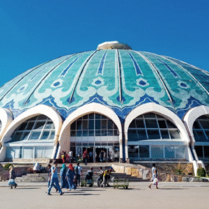Chorsu Bazaar in Tashkent — guided city tour with oriental spices, local food and traditional Silk Road marketplace experience Базар Чорсу в Ташкенте — экскурсия по городу с восточными специями, национальной кухней и атмосферой традиционного рынка Шёлкового пути