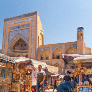 Travel to Khiva — cultural journey to the Silk Road city with madrassas, mosques and old town streets full of history Путешествие в Хиву — культурное погружение в город Шёлкового пути с медресе, мечетями и улочками старого города