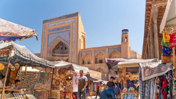 Travel to Khiva — cultural journey to the Silk Road city with madrassas, mosques and old town streets full of history Путешествие в Хиву — культурное погружение в город Шёлкового пути с медресе, мечетями и улочками старого города