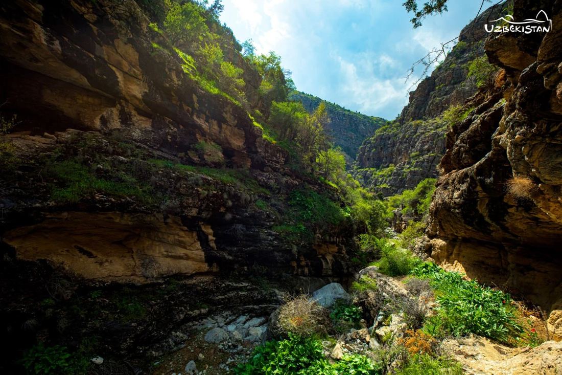 Deep gorge and rock walls in Baysuntau