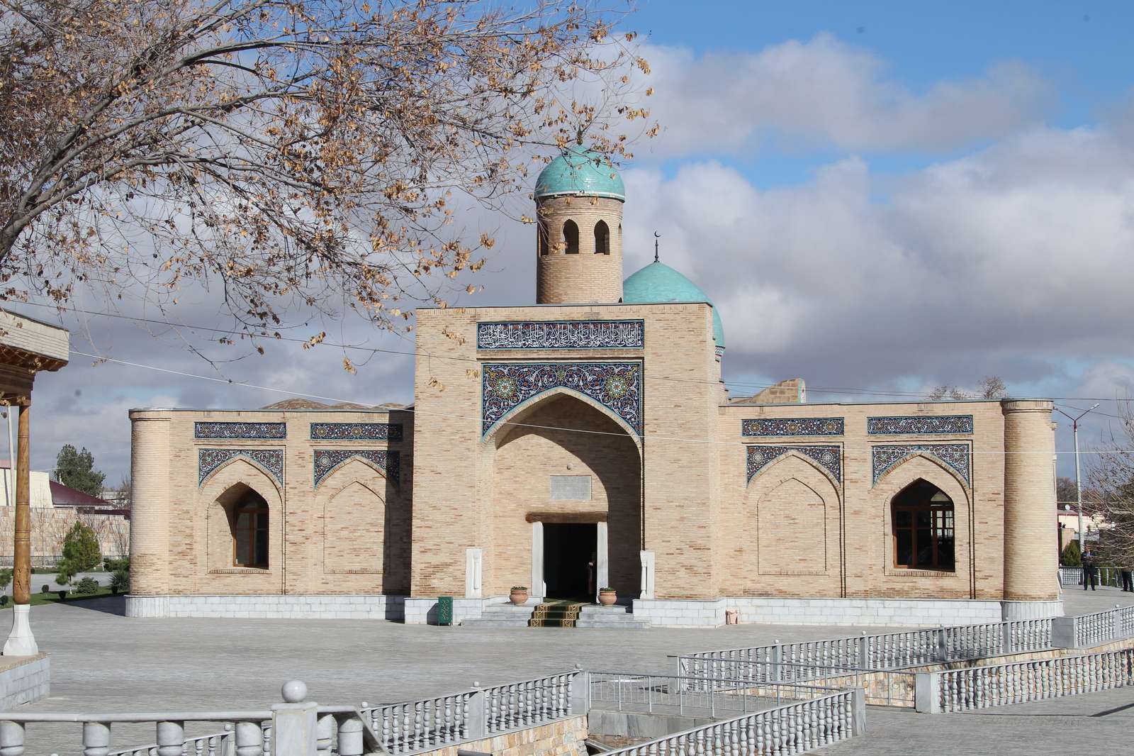Nurata: the holy spring, Alexander’s fortress and suzani on the way to Aydarkul