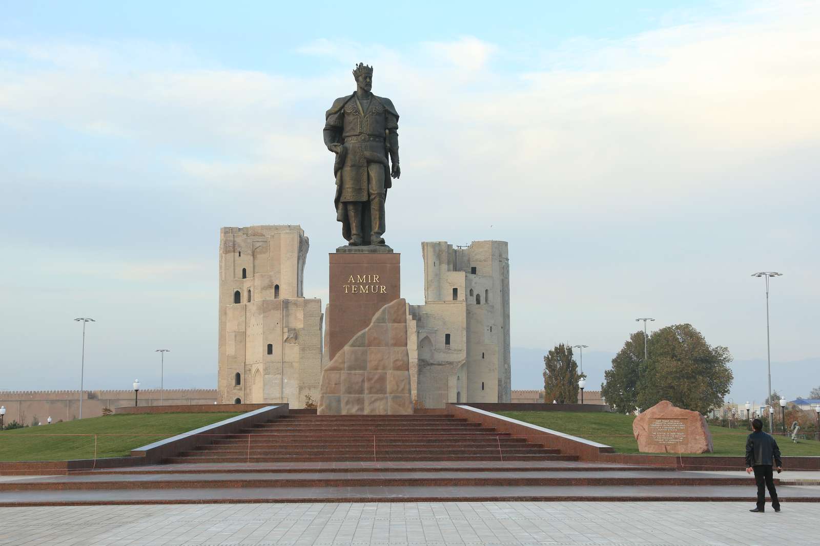 Amir Temur’s statue, with the Ak-Saray portal towers behind him