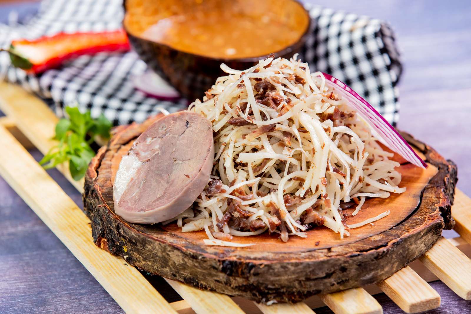Naryn: thin noodles with chopped horse meat