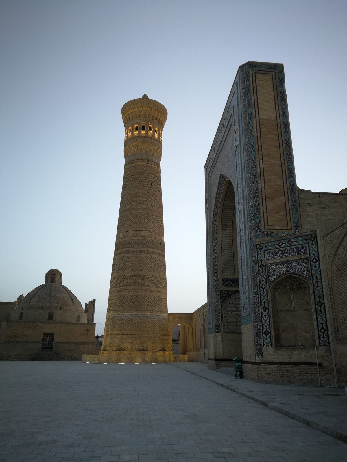 El minarete Kalyan y el portal de la mezquita Kalyan a última hora de la tarde