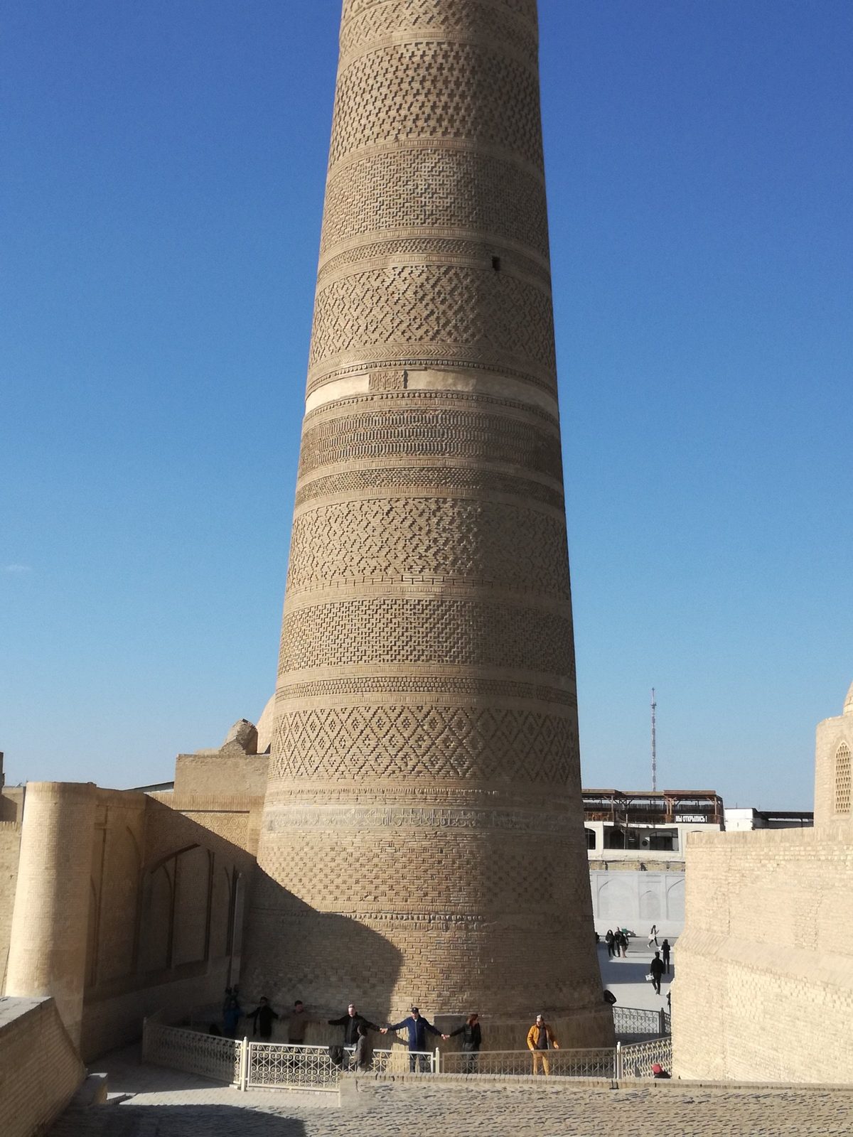 El ladrillo decorado del minarete Kalyan visto desde su base