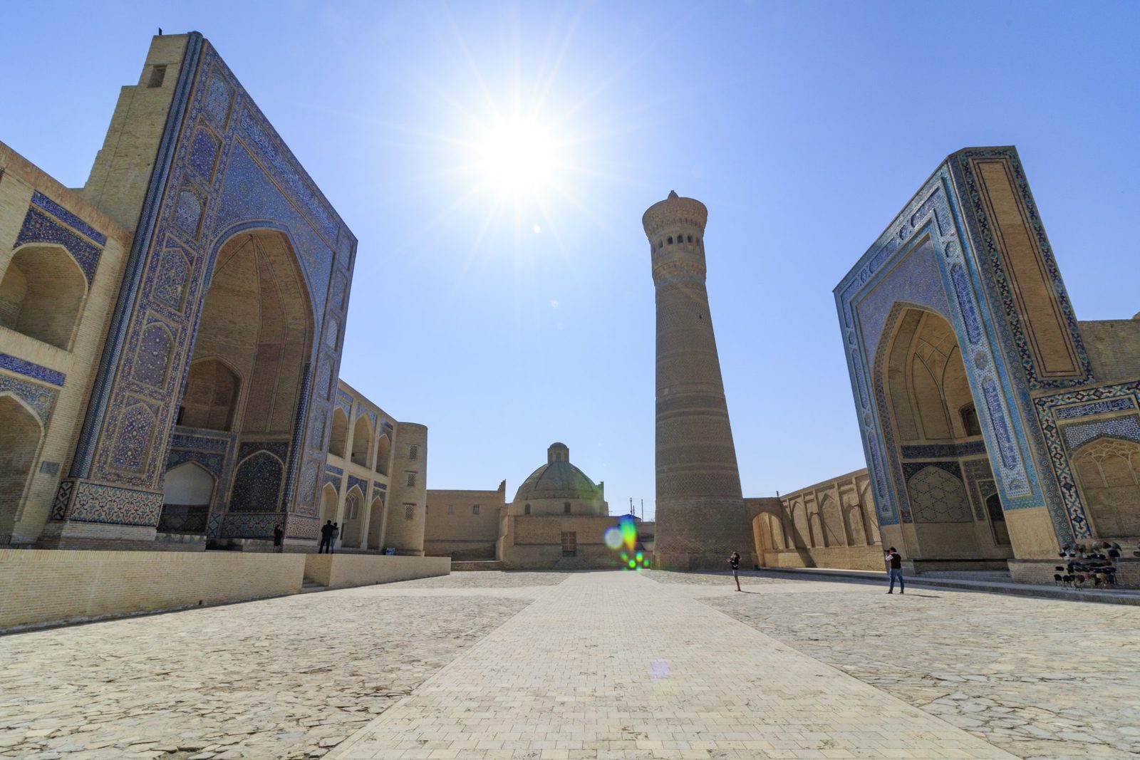 El minarete Kalyan entre la mezquita Kalyan y la madrasa Mir-i-Arab