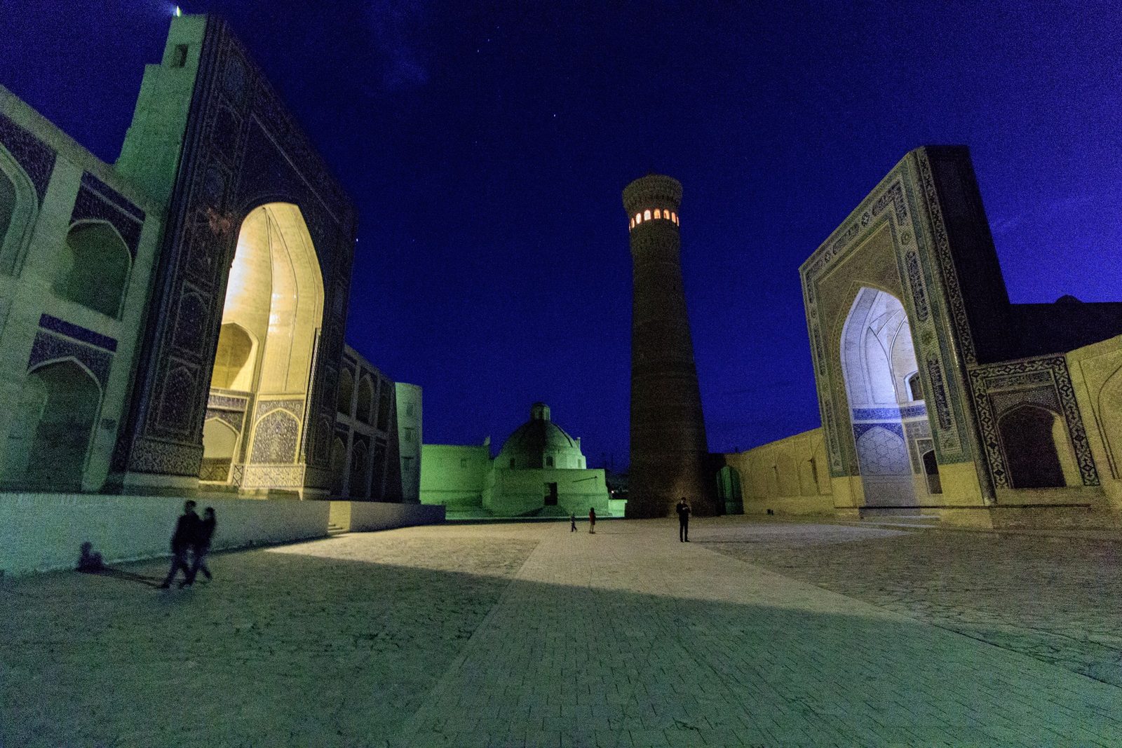 Poi Kalon und das Kalon-Minarett bei Nacht, Buchara