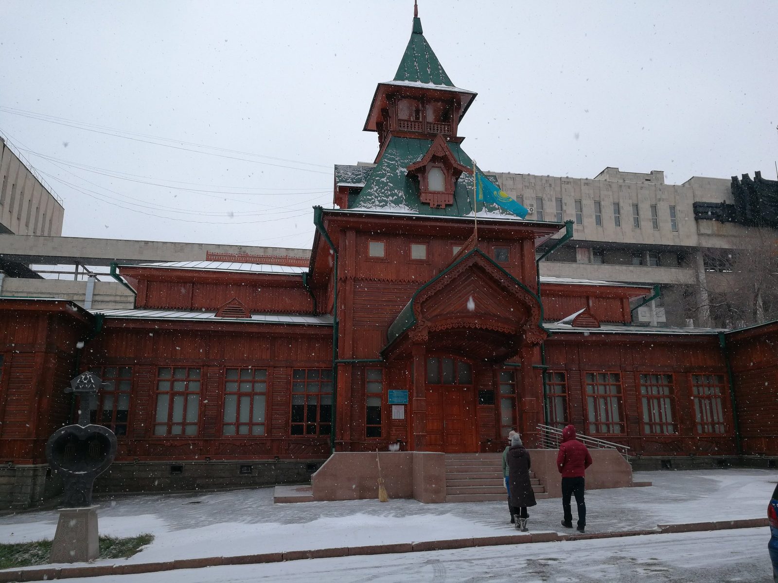 L'edificio in legno del Museo degli strumenti musicali popolari kazaki ad Almaty