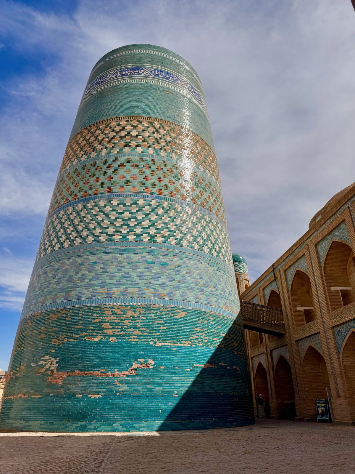 Khiva city tour — explore the ancient Ichan Kala fortress, oriental bazaars and unique Islamic architecture of Uzbekistan Экскурсия по Хиве — исследование древней крепости Ичан-Кала, восточных базаров и уникальной исламской архитектуры Узбекистана