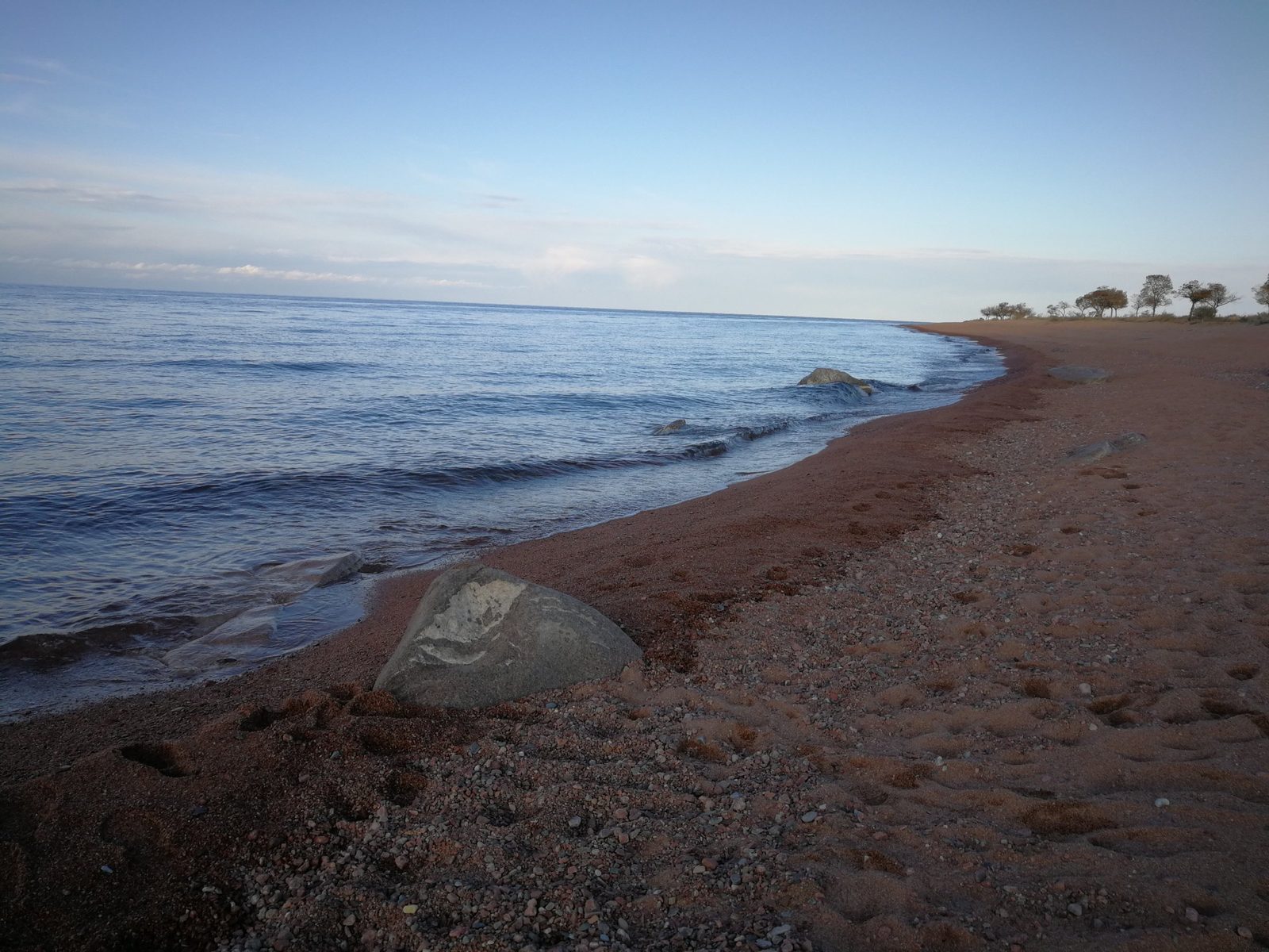 Olas en la orilla sur del lago Issyk-Kul