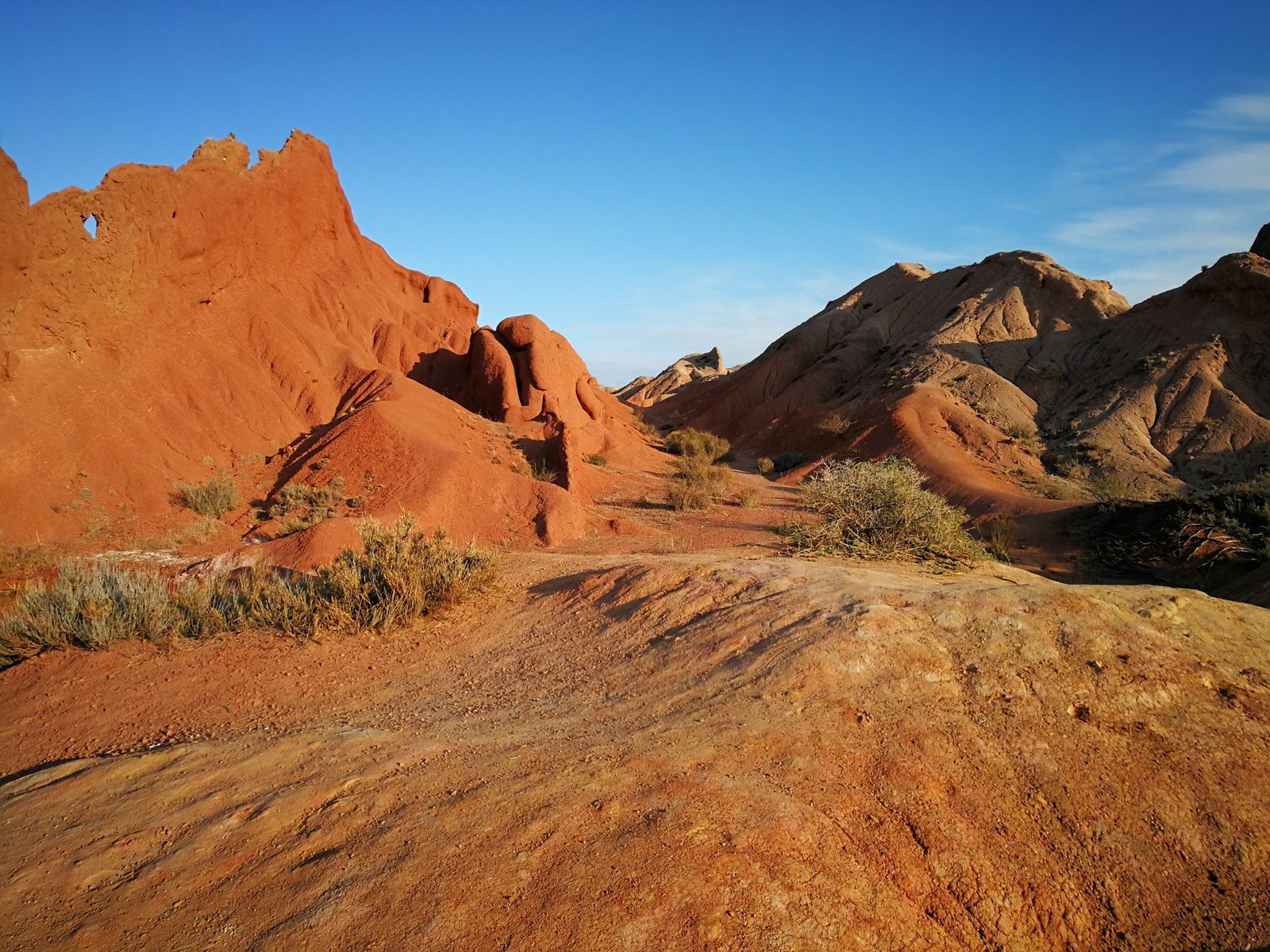 Rocce rosse del canyon Skazka sul lago Issyk-Kul