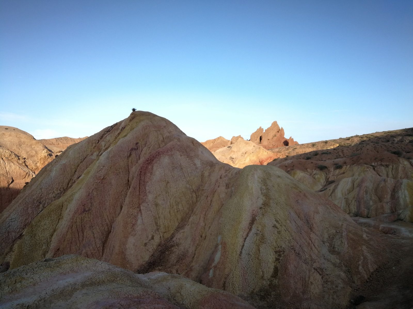 Colinas de arcilla veteada del cañón Skazka