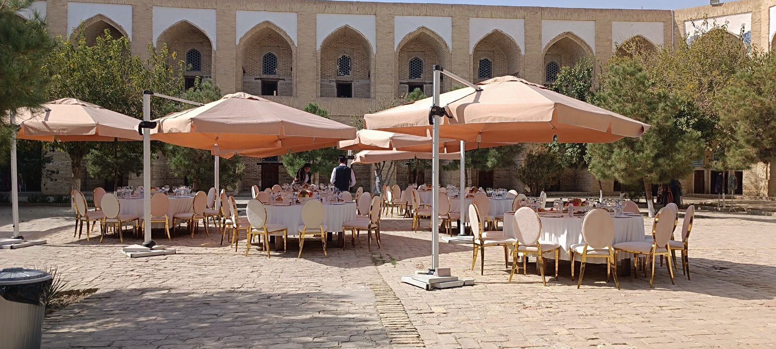 שולחנות סעודה בחצר של מדרסה