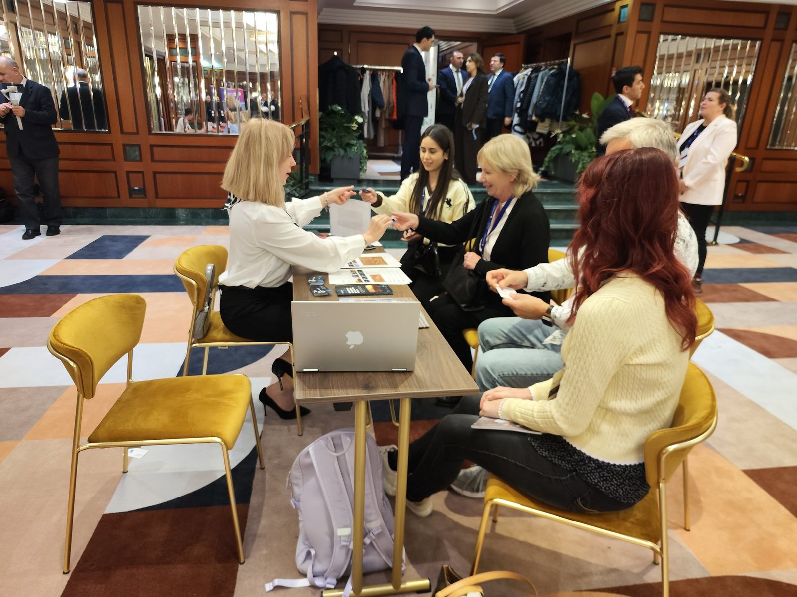 Visitenkartenaustausch mit europäischen Partnern
