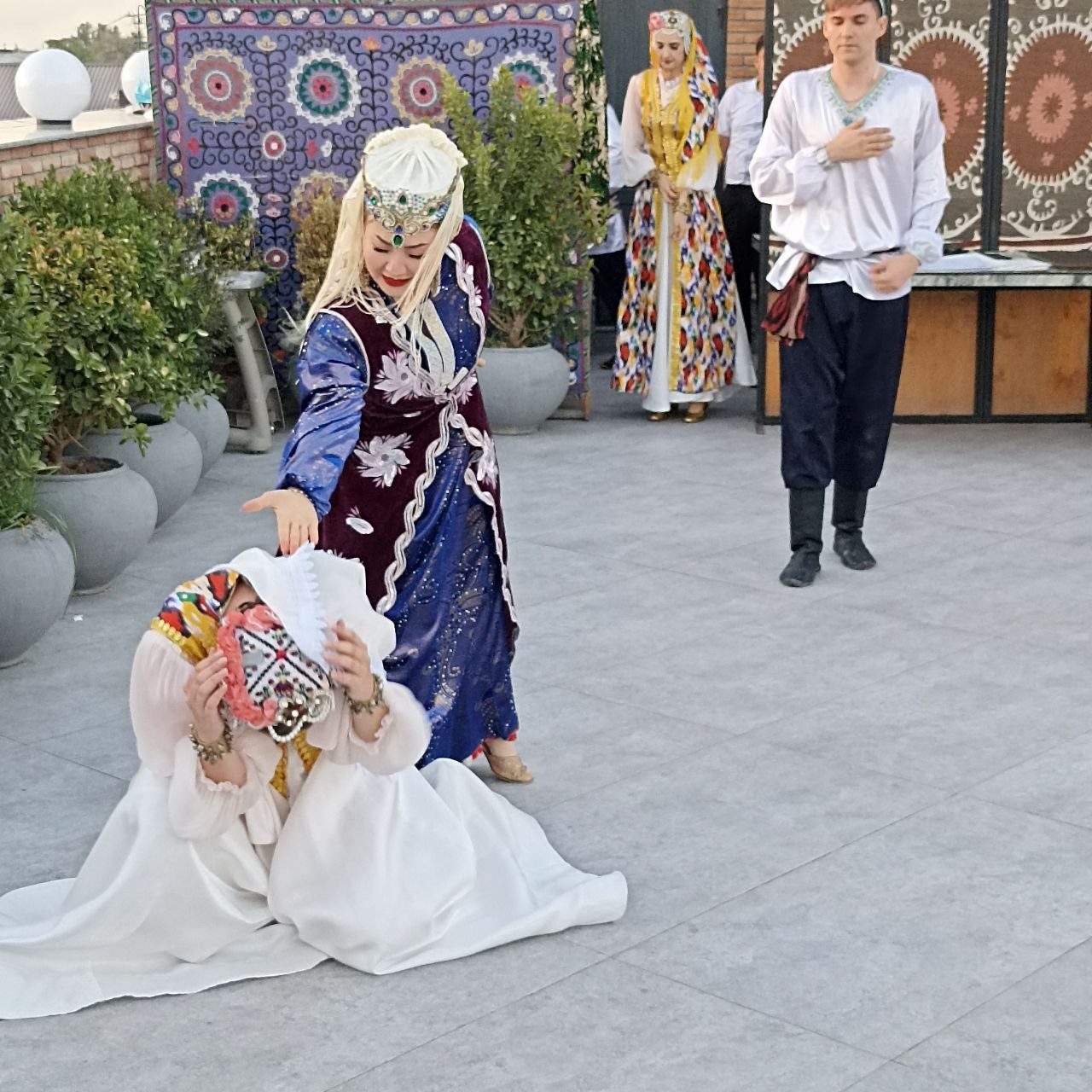 Eine Szene aus dem Hochzeitsritus bei einer Folkloreshow in Samarkand