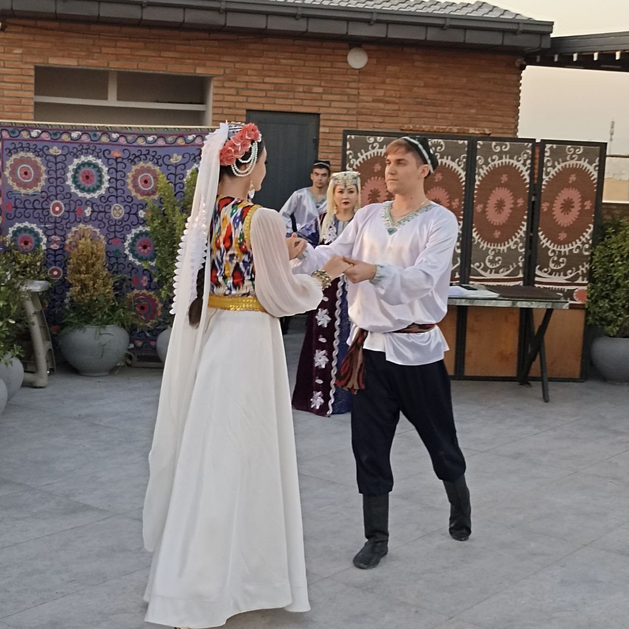 Folk show in Samarkand: a couple dance in national costume