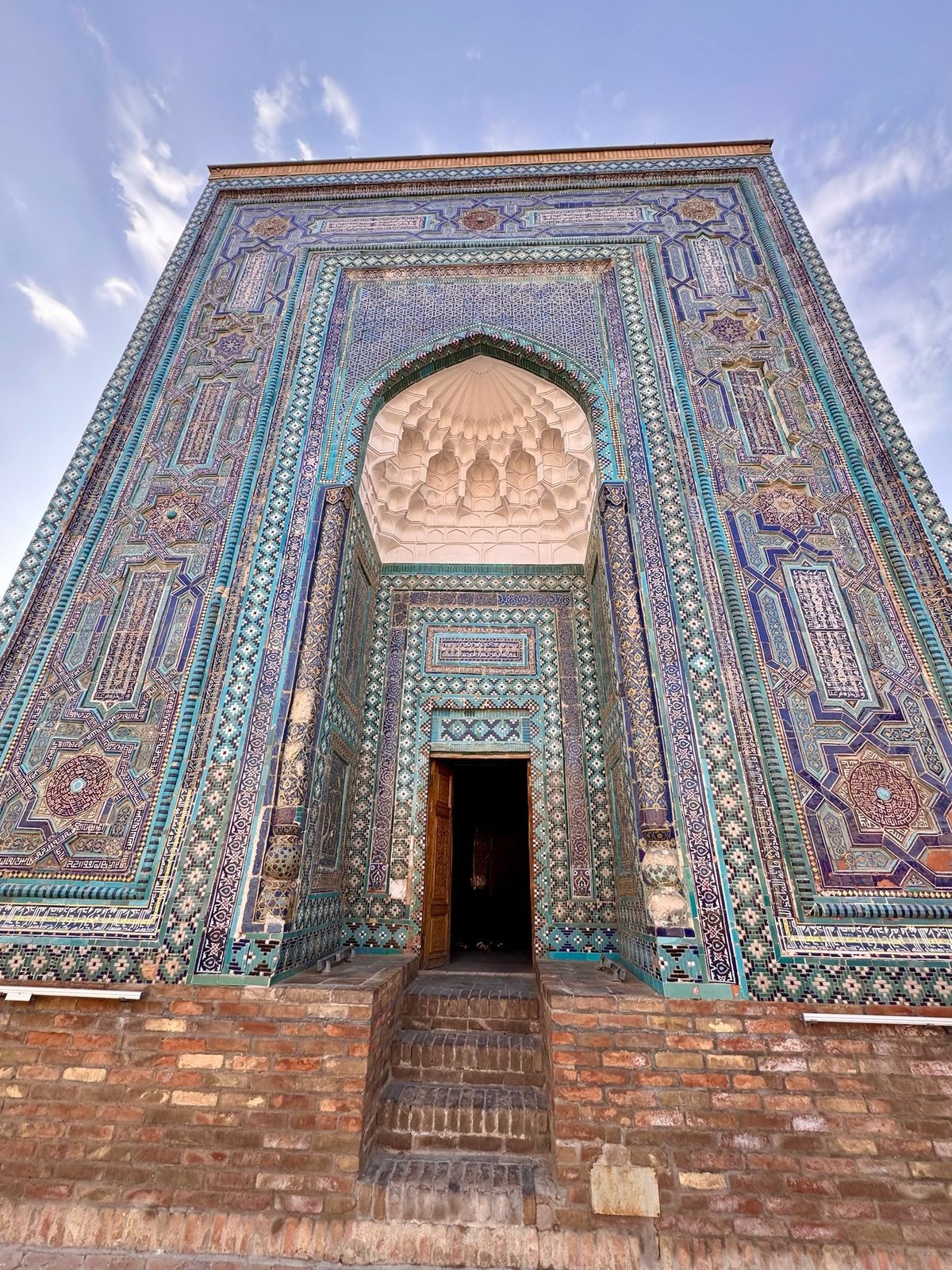 Un portal de azulejos en Shah-i-Zinda, Samarcanda
