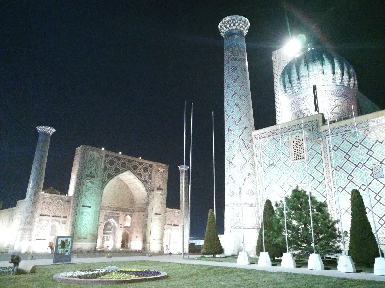 La médersa d’Oulough Beg la nuit, avec un minaret de Cher-Dor à droite