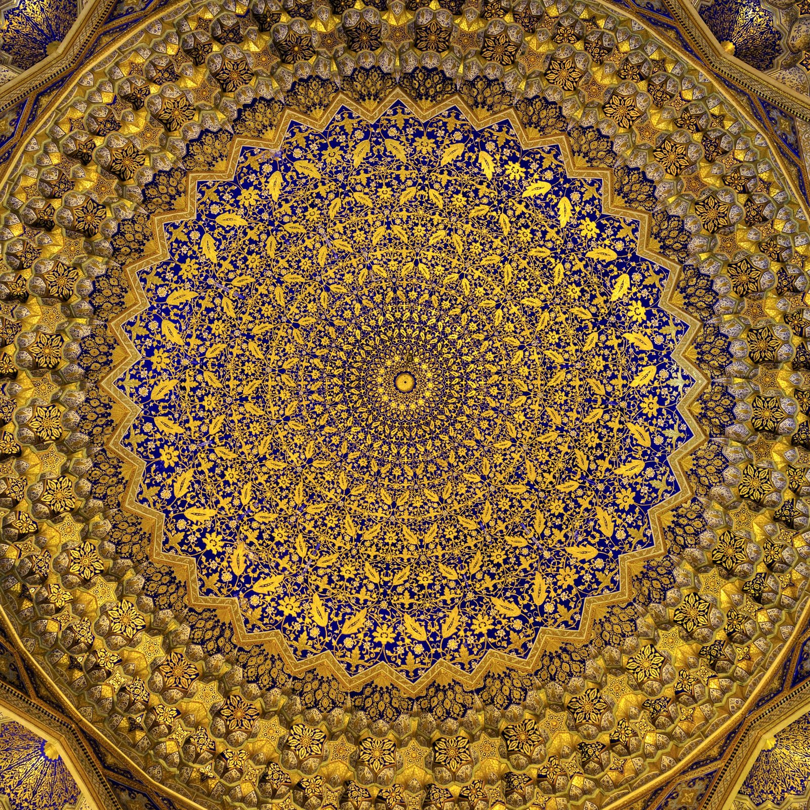 La coupole dorée à l’intérieur de la mosquée de Tilla-Kari