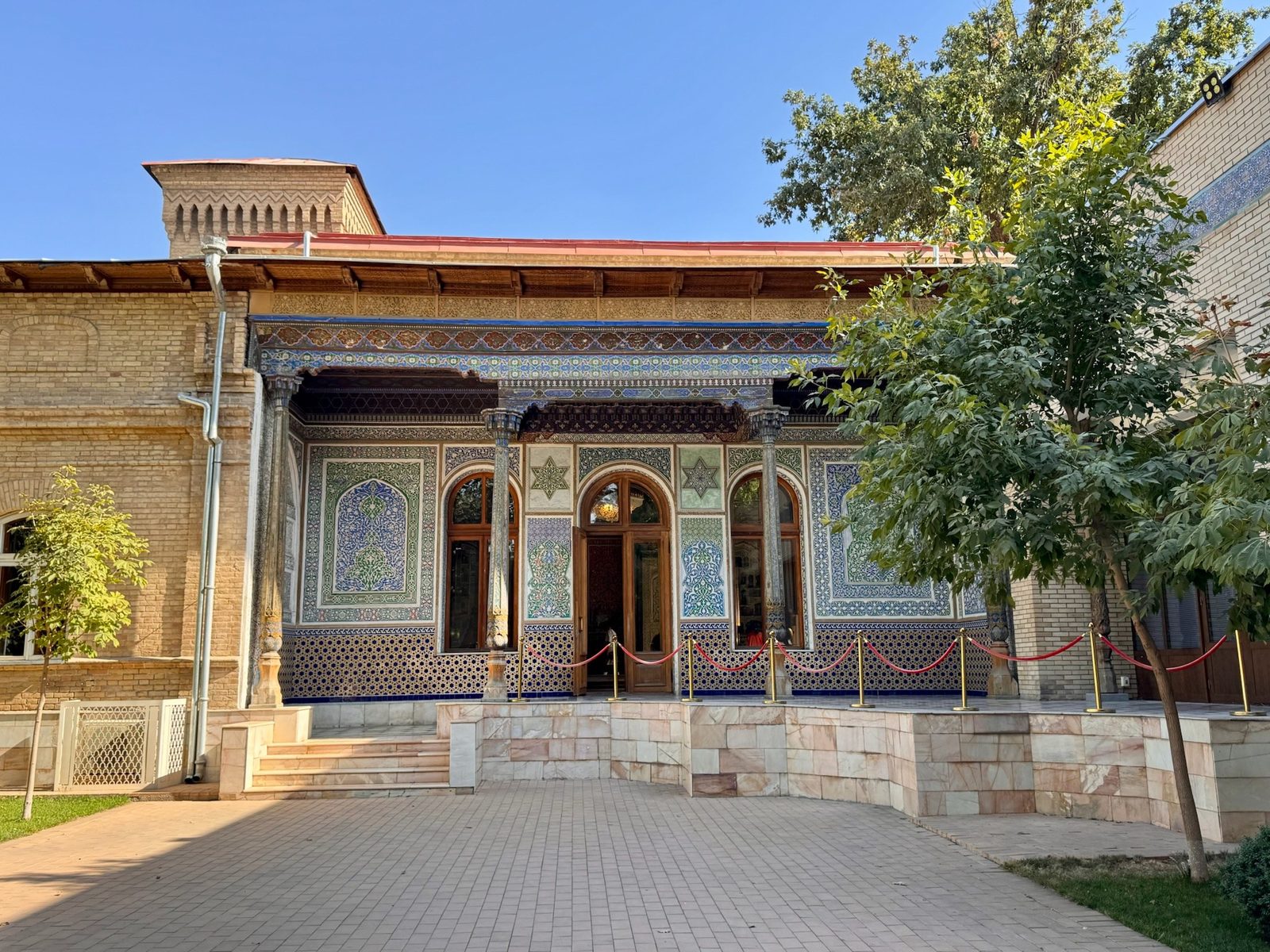 המוזיאון לאמנות שימושית בטשקנט — סיור מודרך עם מלאכות יד אוזבקיות מסורתיות, גילוף בעץ, קרמיקה ועיטורים צבעוניים