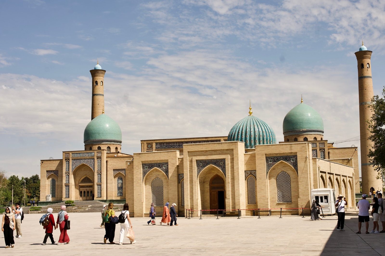 Die Hazrati-Imam-Moschee mit ihren zwei Minaretten in der Altstadt, Taschkent