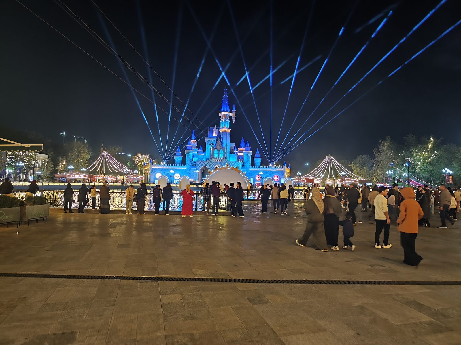 Замок Magic City в вечерней подсветке, Ташкент