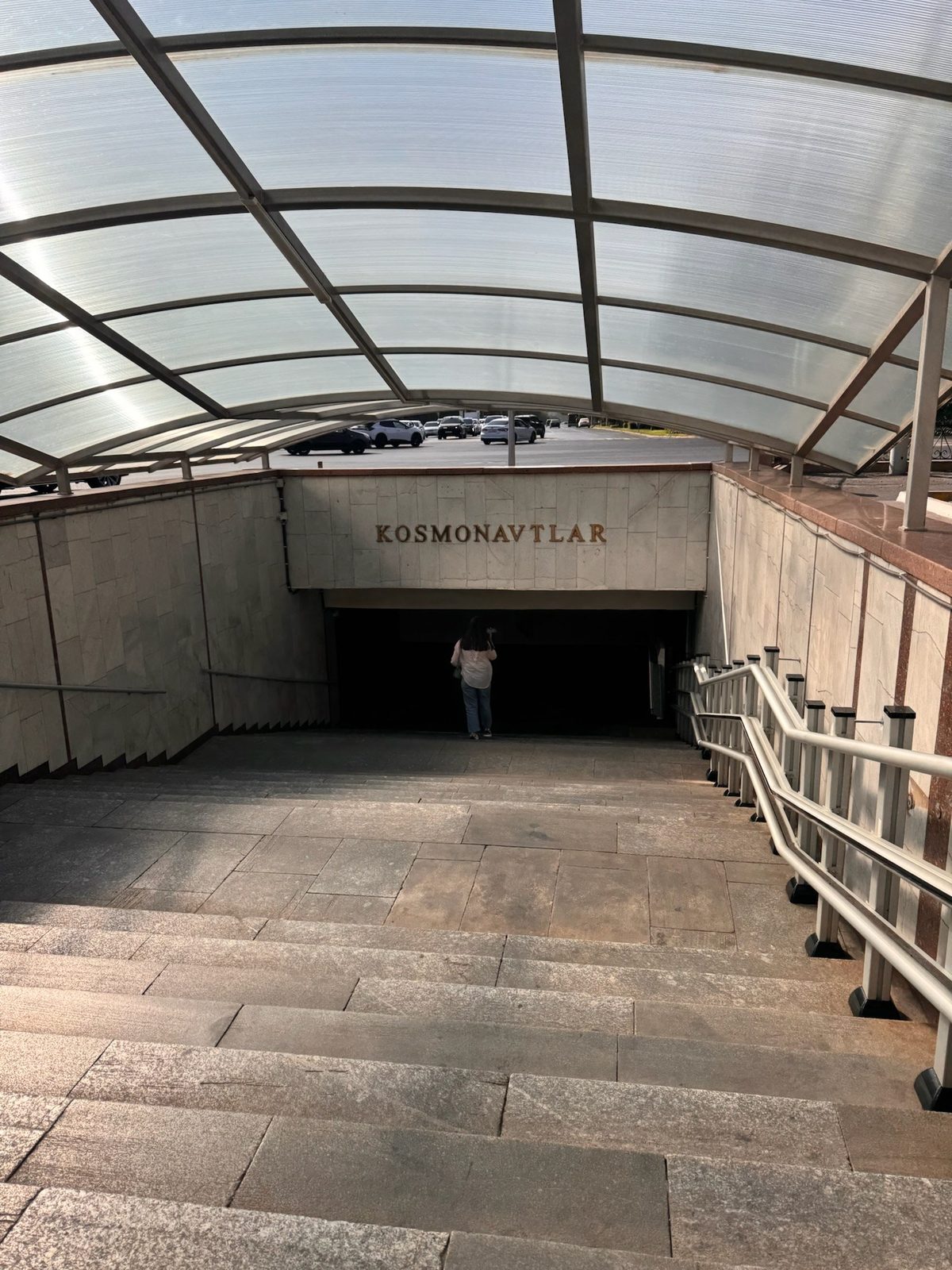 Der Eingang der Metrostation Kosmonavtlar, Taschkent