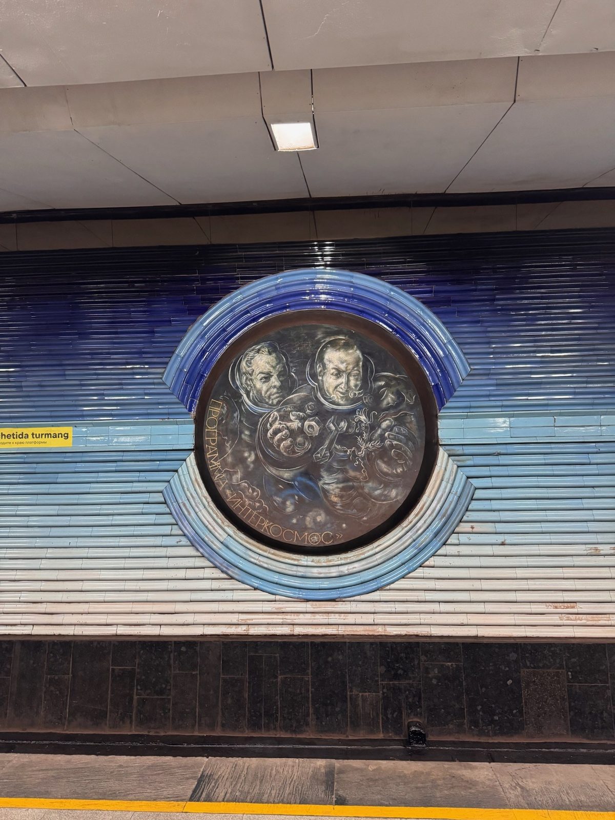 Ein Kosmonauten-Medaillon in der Metrostation Kosmonavtlar, Taschkent
