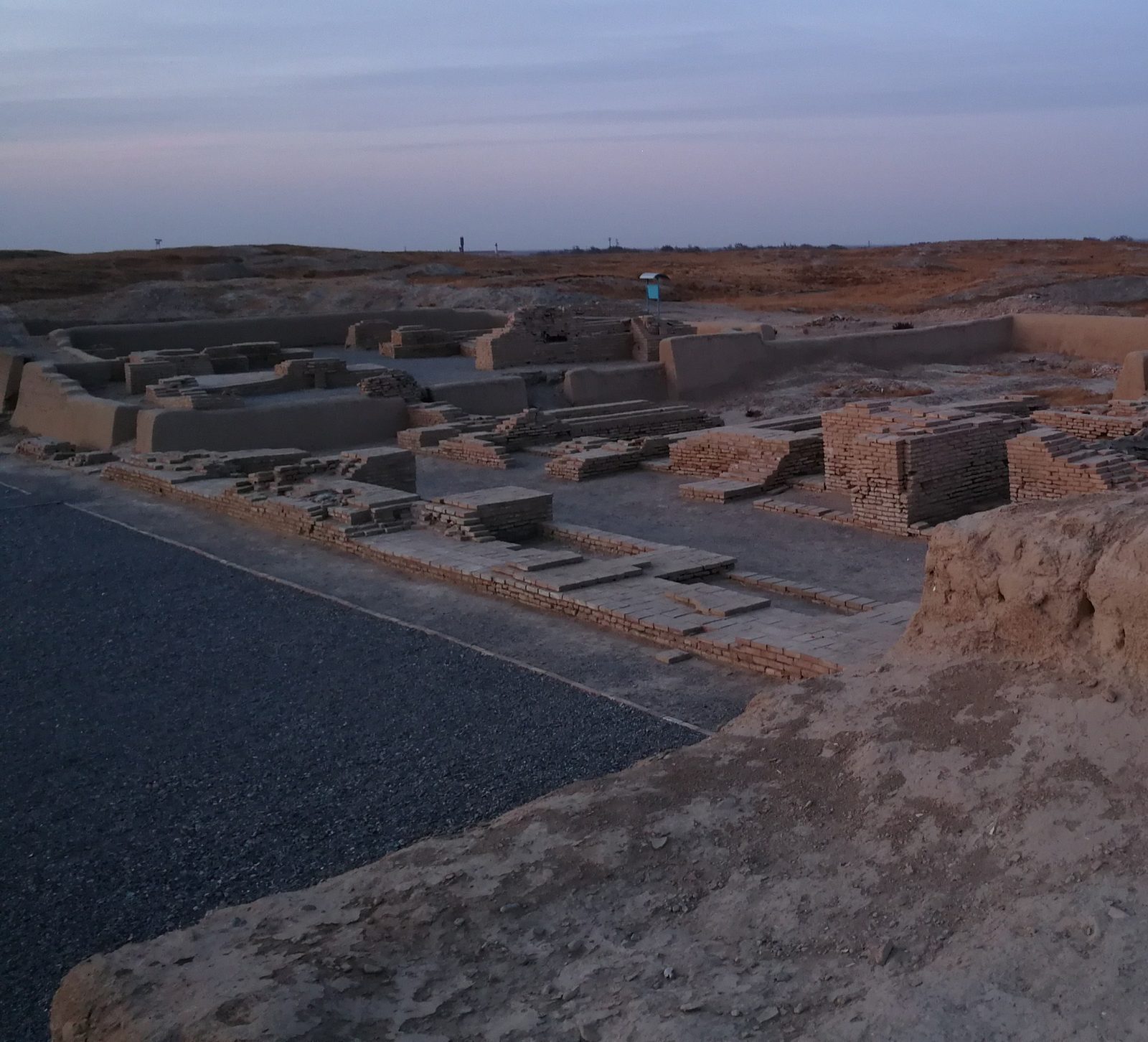 Freigelegte Fundamente in der Abenddämmerung in Turkestan