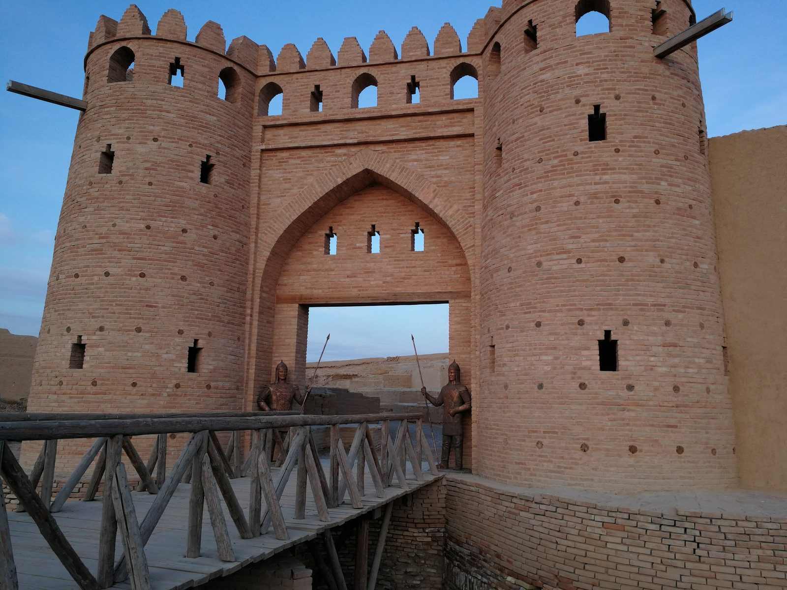 Una porta ricostruita nelle mura della città vecchia di Turkestan
