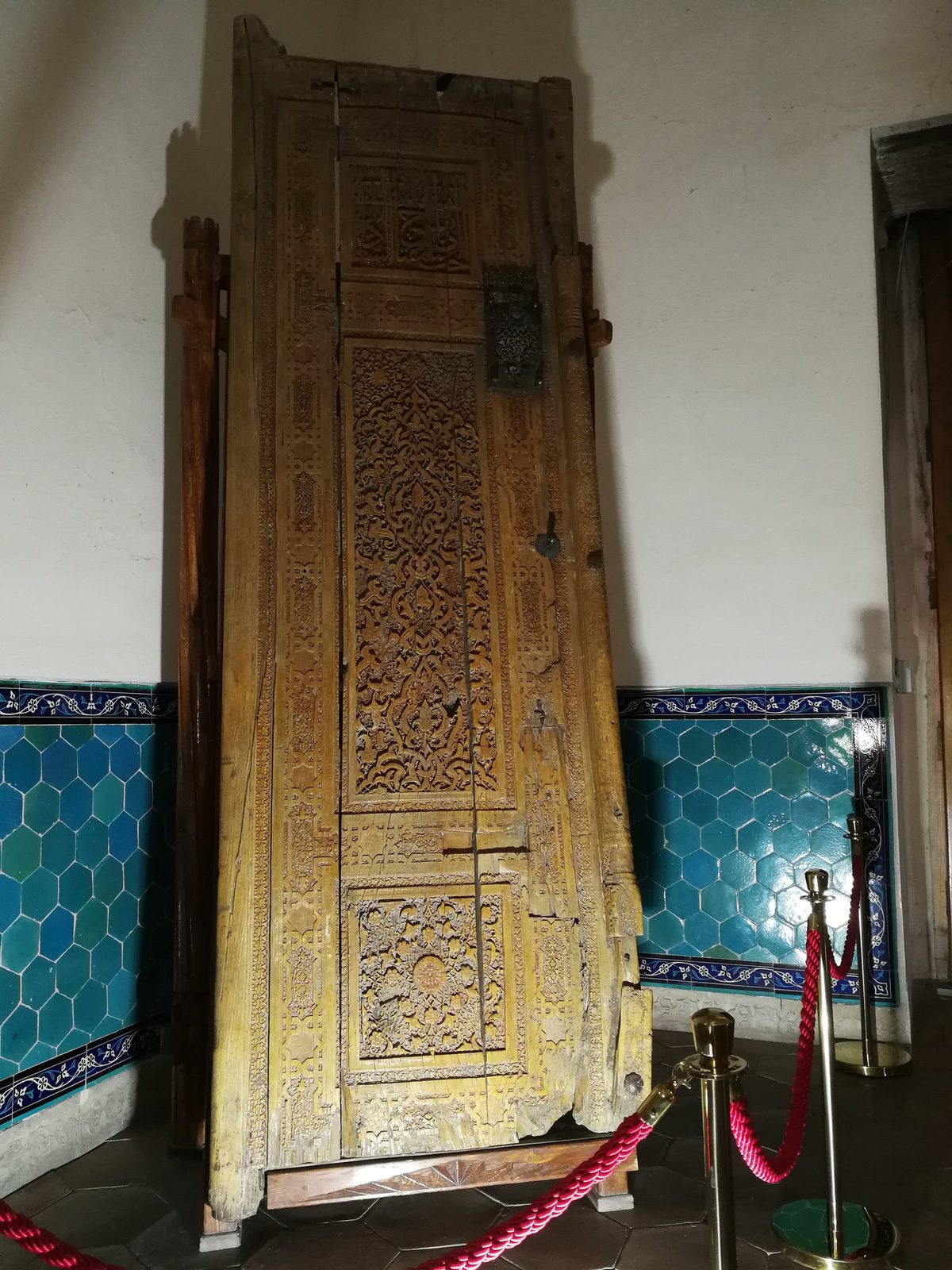Eine geschnitzte Holztür im Inneren des Mausoleums des Khoja Ahmed Yasawi