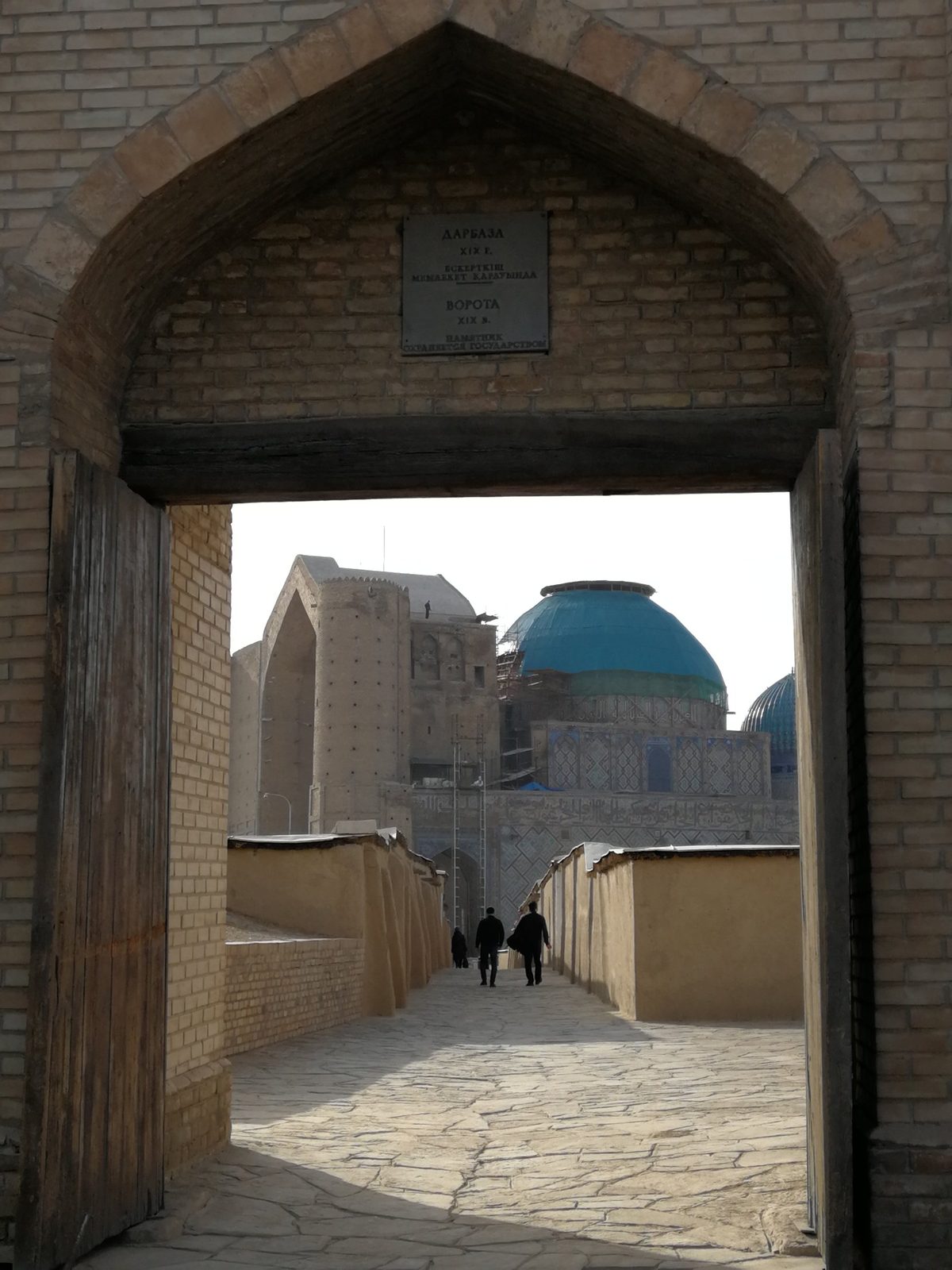 Das Mausoleum des Khoja Ahmed Yasawi, gesehen durch ein Tor der Zitadelle