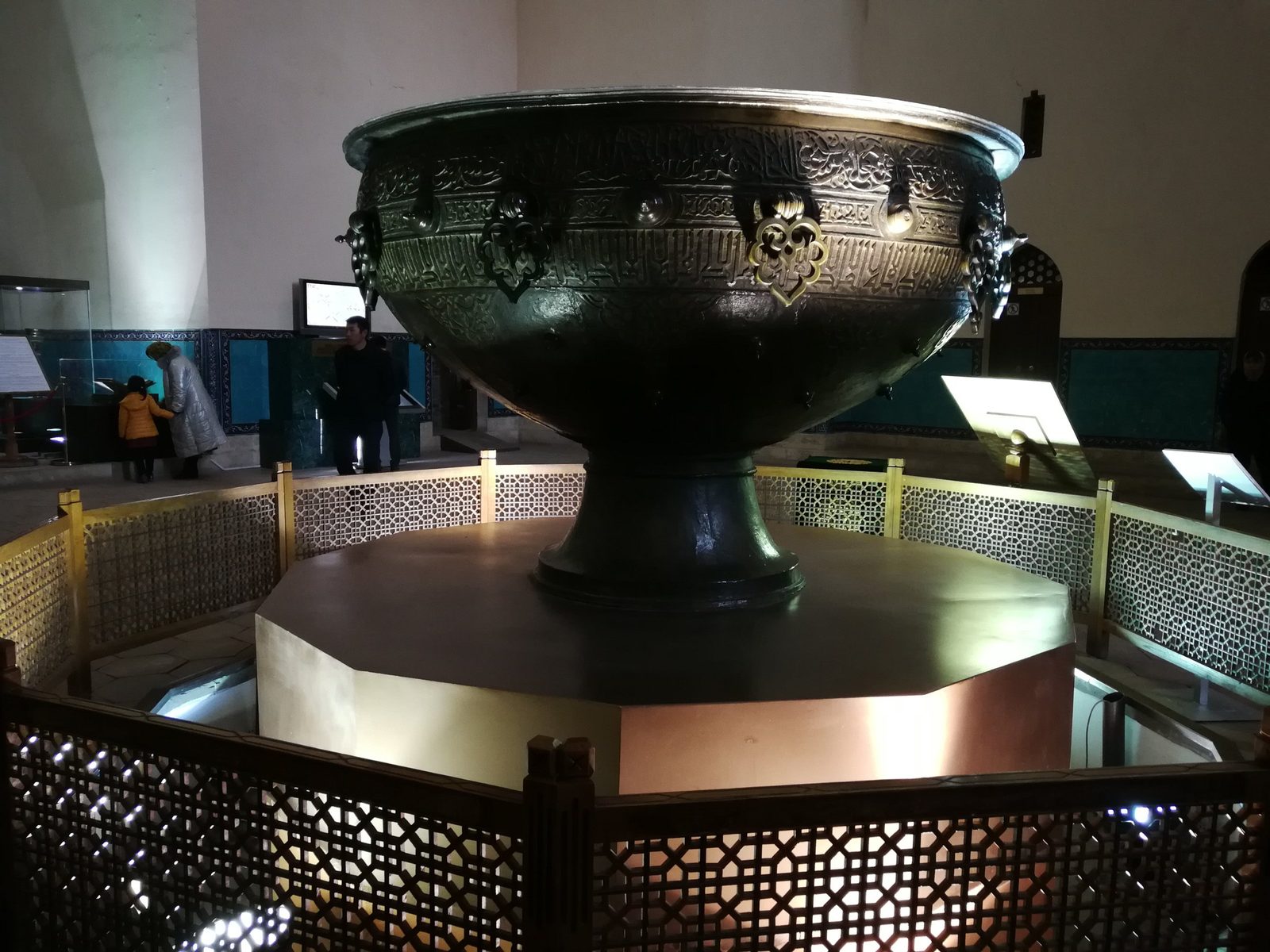 Der große Bronzekessel Taikazan im Mausoleum des Khoja Ahmed Yasawi