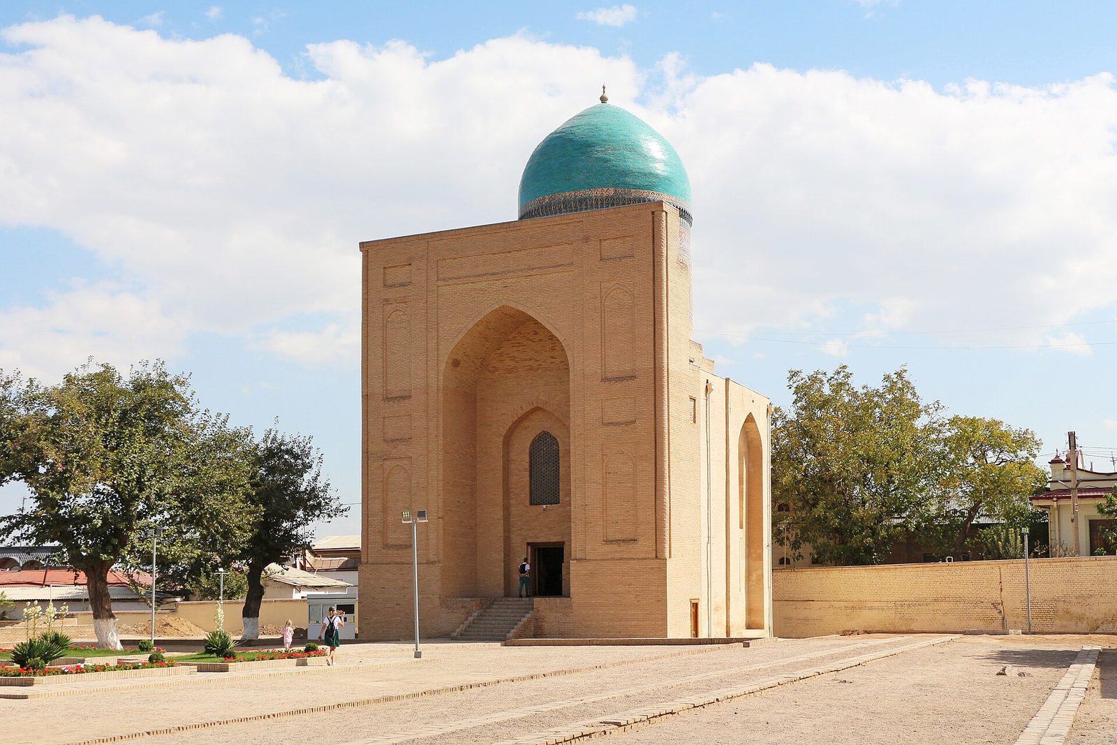 Bibi-Khanyms mausoleum, på andra sidan vägen från moskén