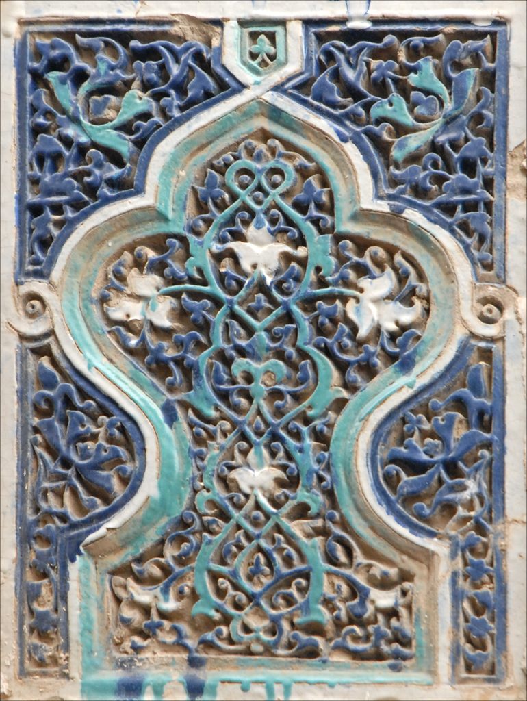 Geschnitzte glasierte Terrakotta am Portal des Mausoleums Shadi Mulk Aka