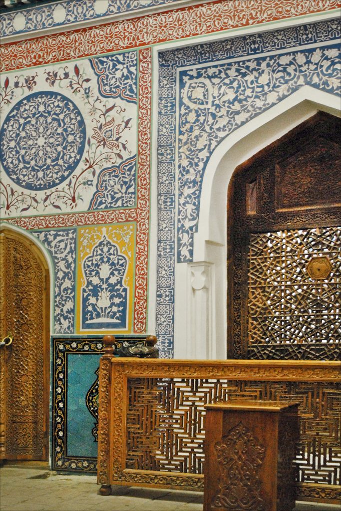 Das Heiligtum des Kusam ibn Abbas mit dem Grab hinter einem geschnitzten Holzgitter