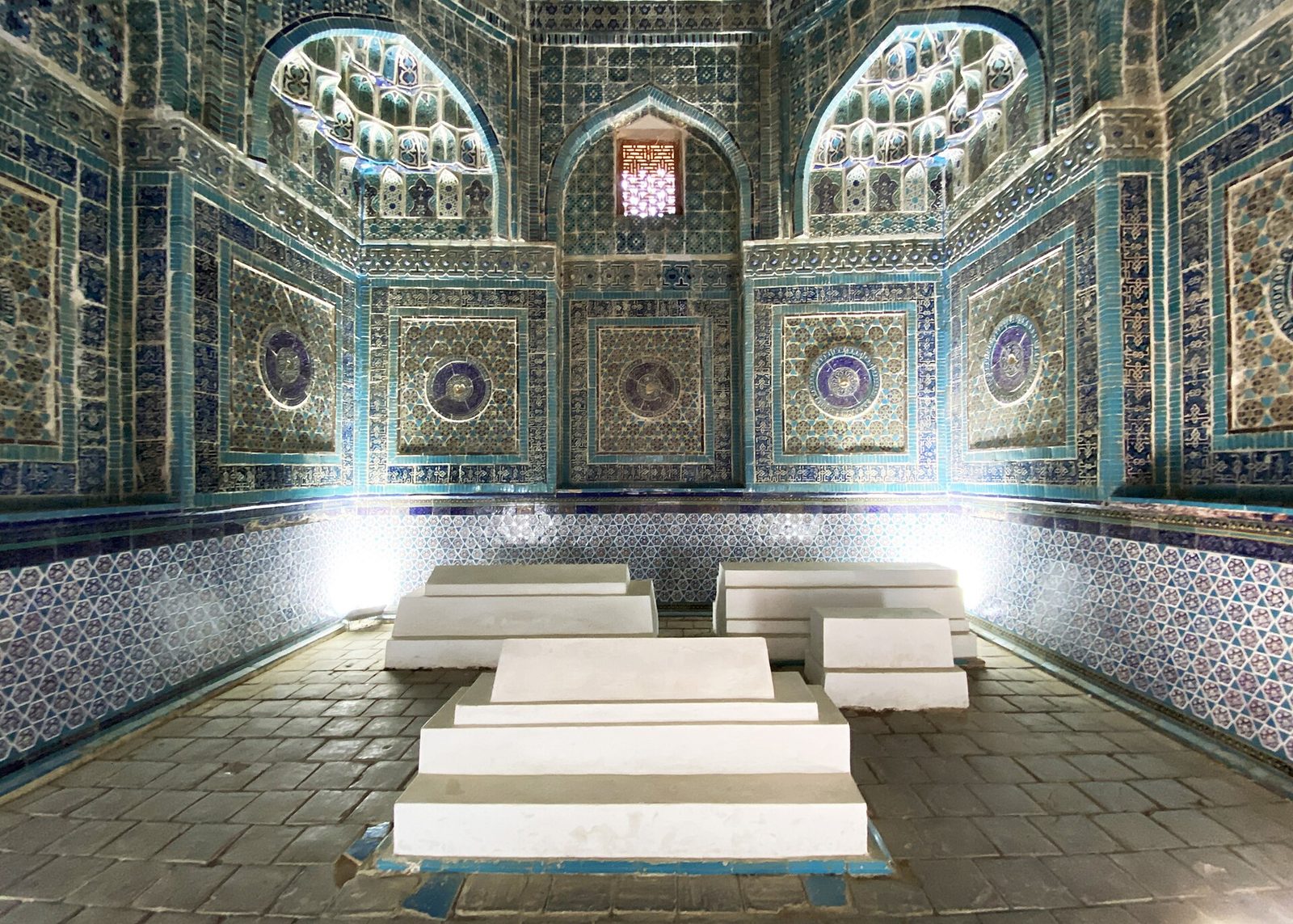 Grabsteine im Inneren des Mausoleums Shadi Mulk Aka