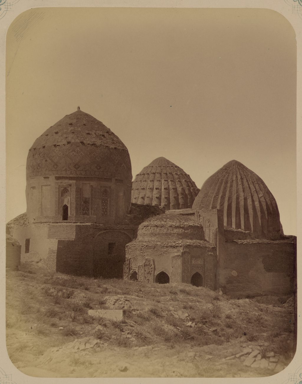 Die mittlere Gruppe der Mausoleen im „Turkestan-Album“, Anfang der 1870er-Jahre