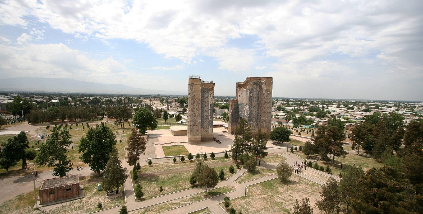Los dos pilonos de Ak-Saray vistos desde arriba, con Shahrisabz alrededor