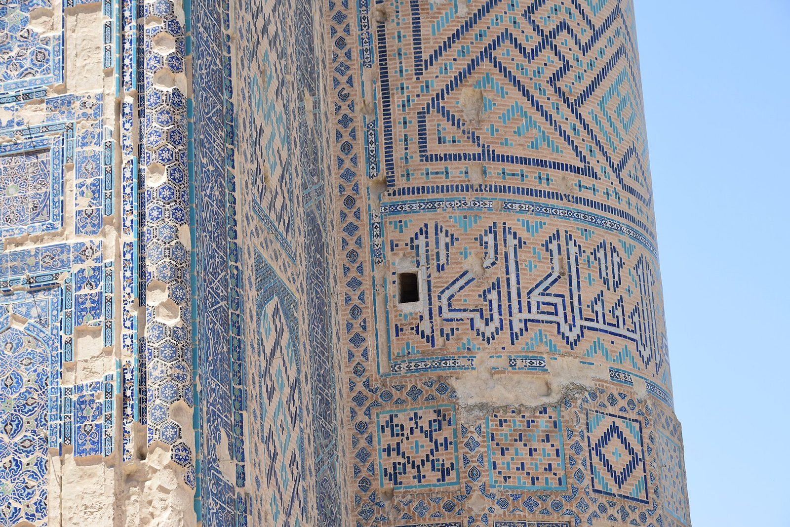 Mosaico de ladrillo vidriado y caligrafía en un pilono de Ak-Saray